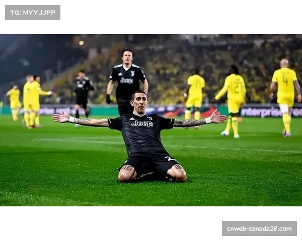 特写镜头：南特门将拉冯扑出点球后，激动捶地怒吼